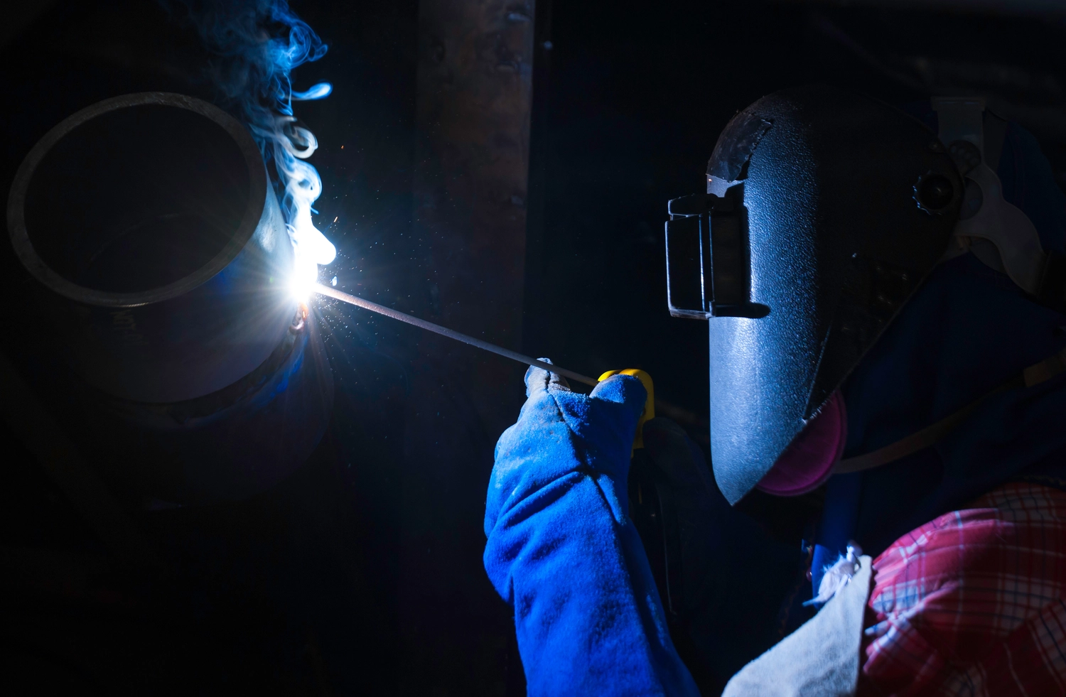 MK - Schweißtechnik - Arbeiter schweißt Rohre mit einem WIG-Schweißgerät